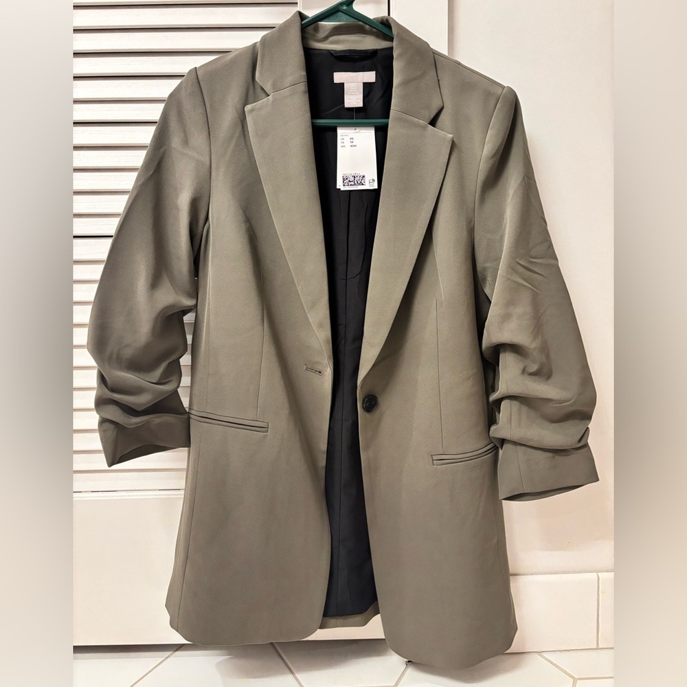 H&M GATHERED SLEEVE BLAZER